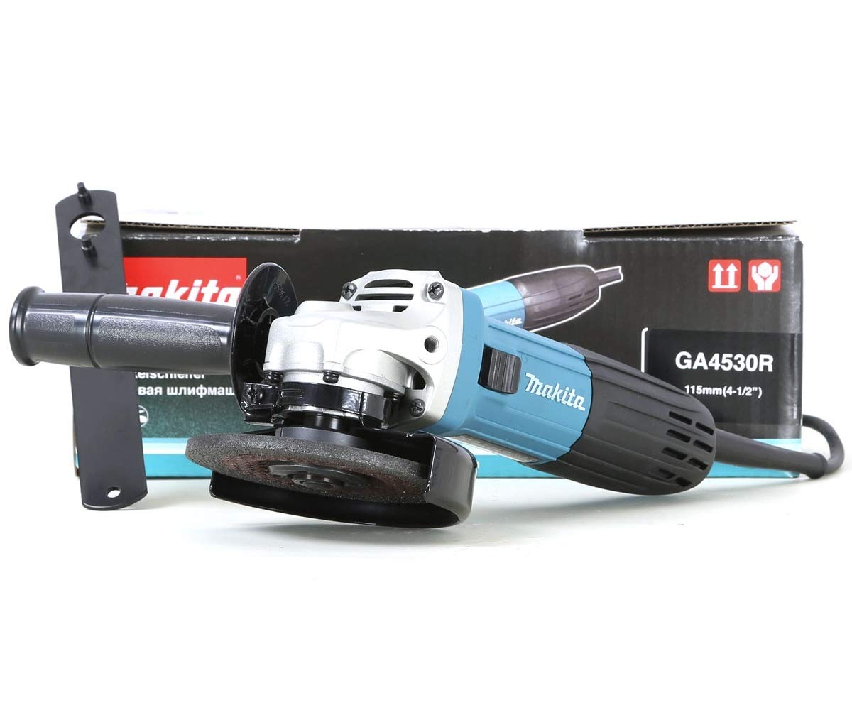 Makita Makita GA4530R est une meuleuse d'angle puissante conçue pour les professionnels exigeants. Avec sa conception ergonomique et sa performance exceptionnelle, elle est l'outil idéal pour une grande variété de tâches de meulage, de découpe et de ponç