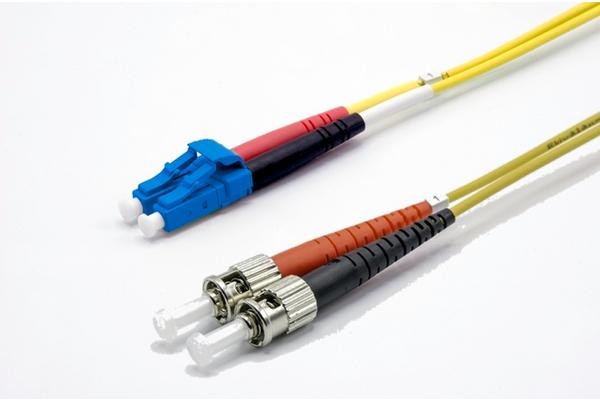 ekivalan Jarretière zip 2,0mm OS2 G652D LC-UPC/ST-UPC LSZH jaune 2m